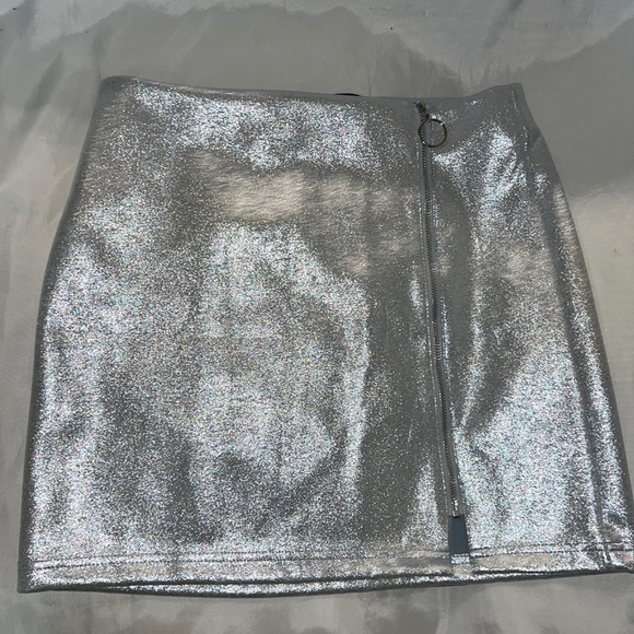 Forever 21 Silver Sparkly Spandex Metallic Mini Skirt, Medium - Picture 5 of 12